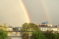 Les girouettes d'Angelo Terrasse et arc-en-ciel